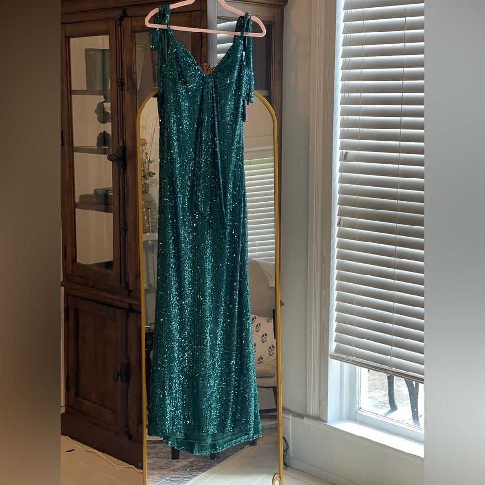 IEENA FOR MAC DUGGAL NWT Emerald Sequined Low Back Bow Shoulder Gown Style 26693